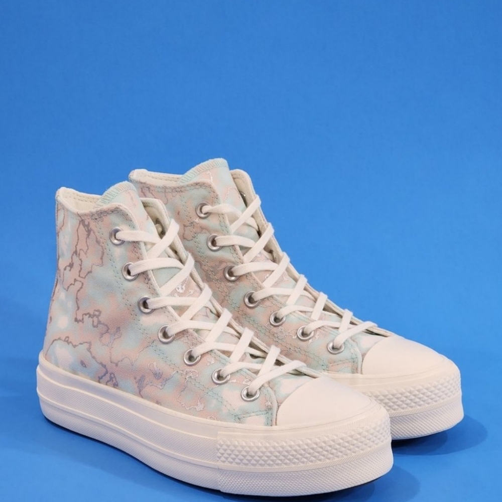 Stylish  Converse Platform High-Top Sneakers in Blue and White
